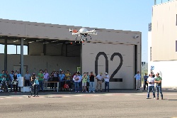 Alumnos de la UNIA disfrutan de una práctica de vuelo con drones en el Centro ATLAS